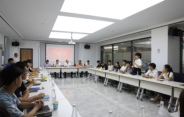 乔”见将来，顶“锋”相会